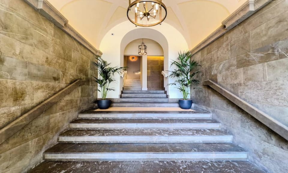 ELEGANT FLORENCE RETREAT WITH PRIVATE BALCONY & PIAZZA VIEWS Apartment in Florence