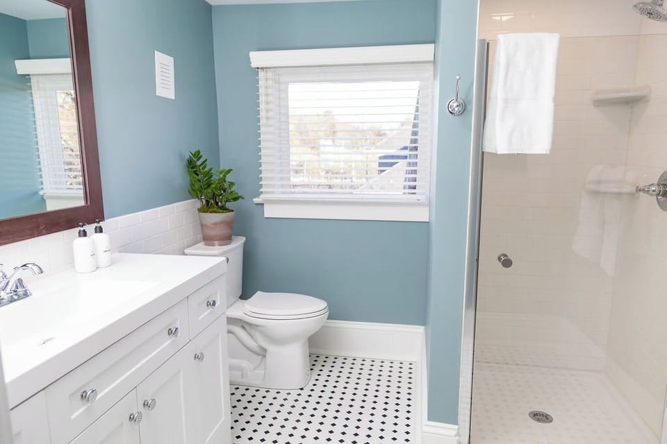 C suite bathroom