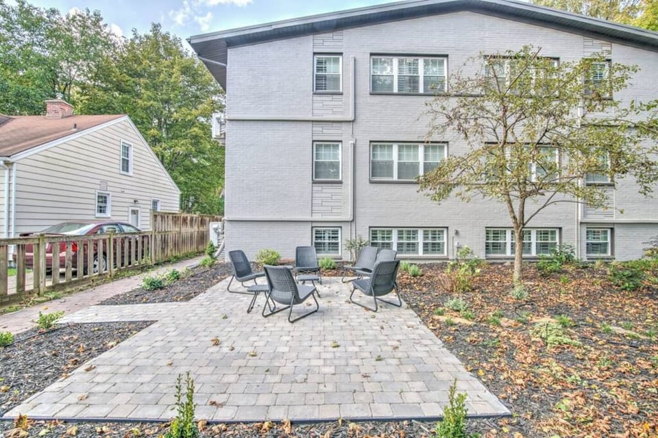 Spacious 4BR Walk to the Big House · Sleeps 8 Apartment in Ann Arbor