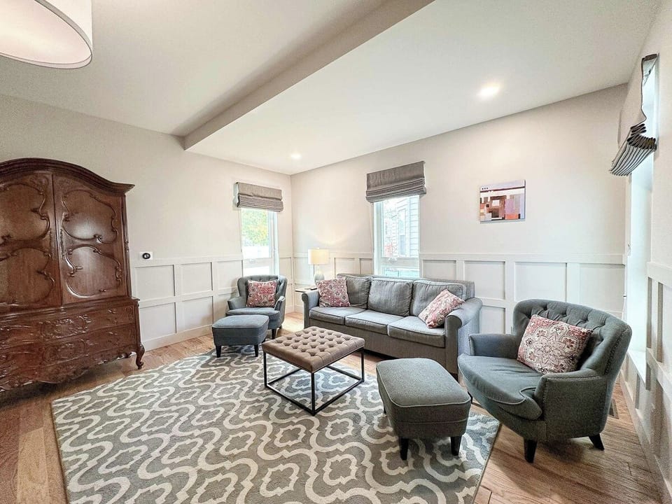 Bright 2BR/2BA Steps to Big House Apartment in Ann Arbor
