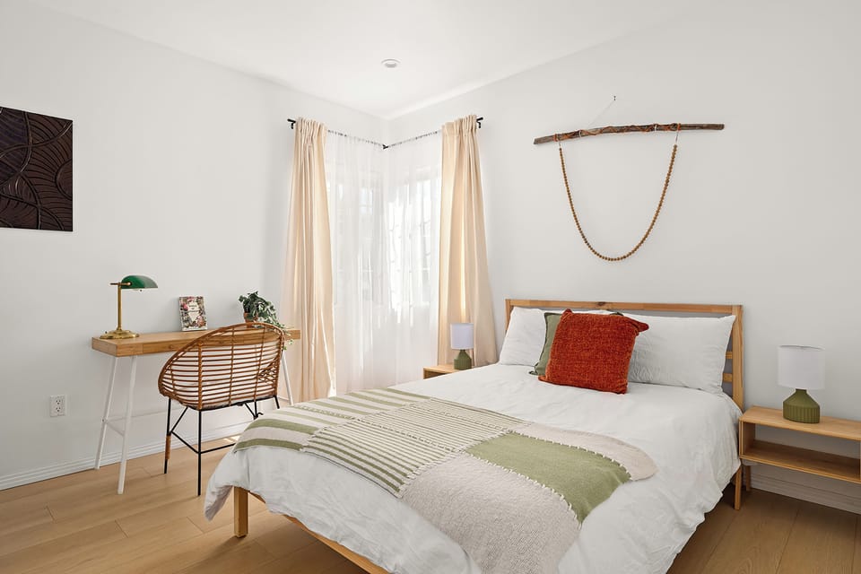 Charming bungalow on gated compound, free parking, yard, patio, Atwater Village House in Glendale
