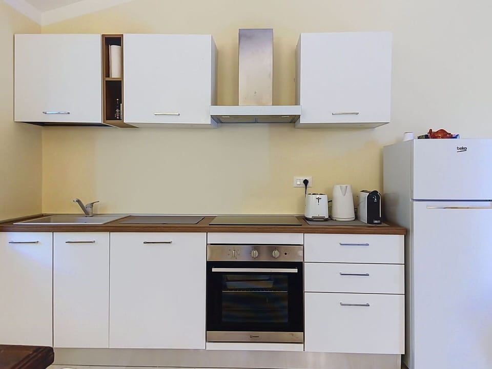 Kitchen Appliance, Cabinetry, Kitchen, Wood, Major Appliance, Flooring, Countertop, Interior Design, Furniture, Room