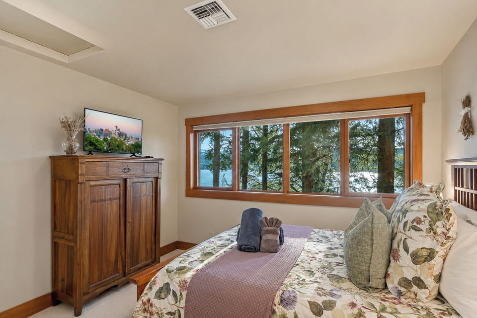 Bainbridge Escape~Waterfront~Chef’s Kitchen House in Suquamish