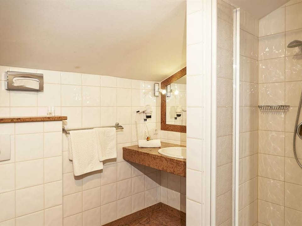 Double Room TYPE A—Breakfast Included, Short Stay—3* S Hotel Martin Apartment in Schladming