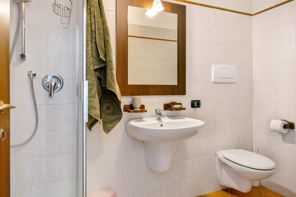 Room 'Camera 7 - Economy Ampia' with Shared Pool, Wi-Fi and Air Conditioning Apartment in Lake Garda