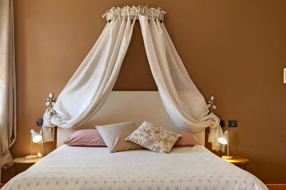 Room '8 - Economy Ampia' with Shared Pool, Wi-Fi and Air Conditioning Apartment in Lake Garda