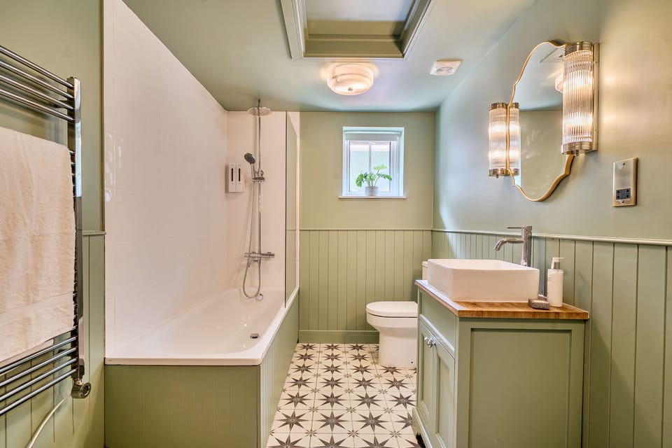 Foxglove Cottage, Hamptworth: The bathroom with shower