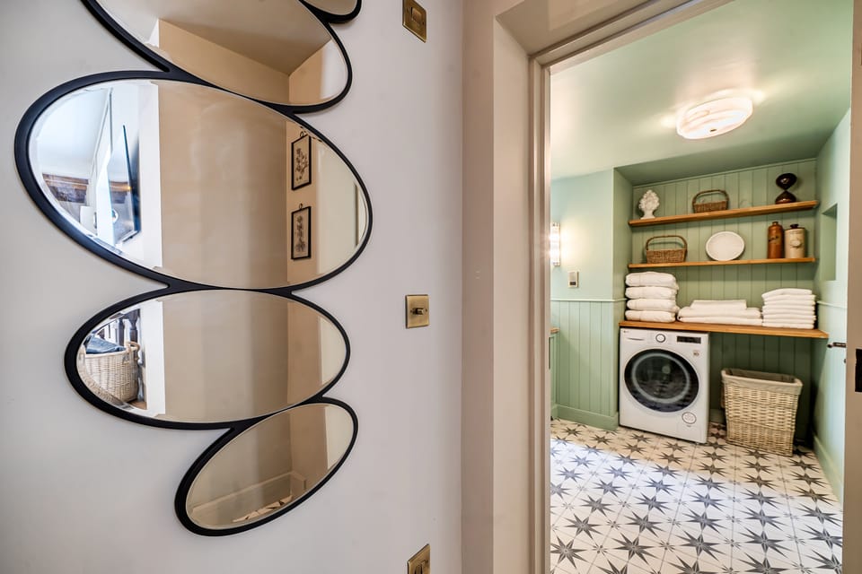 Foxglove Cottage, Hamptworth: Step down to the combined laundry and bathroom with shower