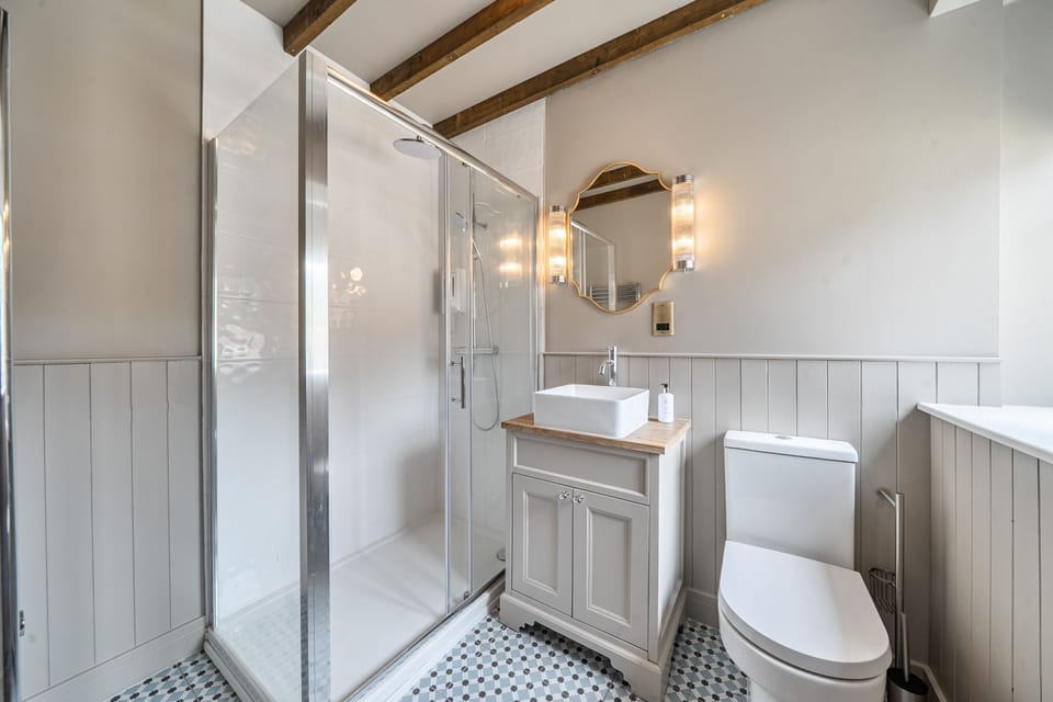 Fern Cottage, Hamptworth: The en-suite shower room for bedroom one