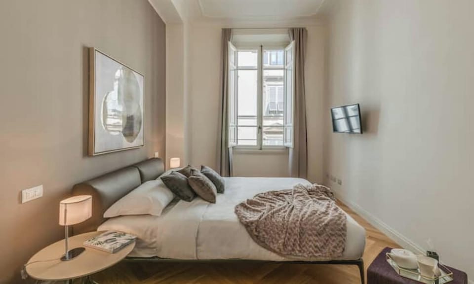 MODERN 3-BEDROOM FLORENCE HOME NEAR DUOMO & PIAZZA DELLA REPUBBLICA Apartment in Florence