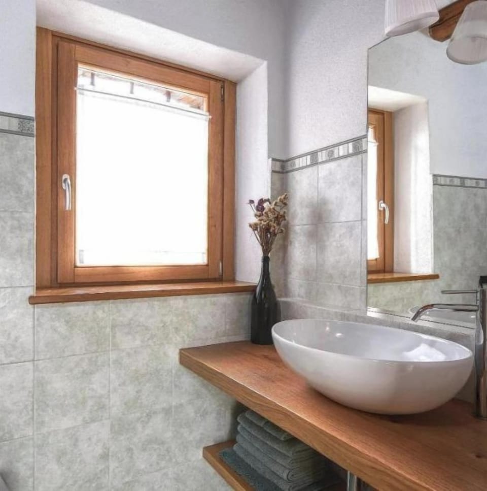White Suite - Apartment with Terrace, Romantic Boutique Hospitality  Apartment in Veneto