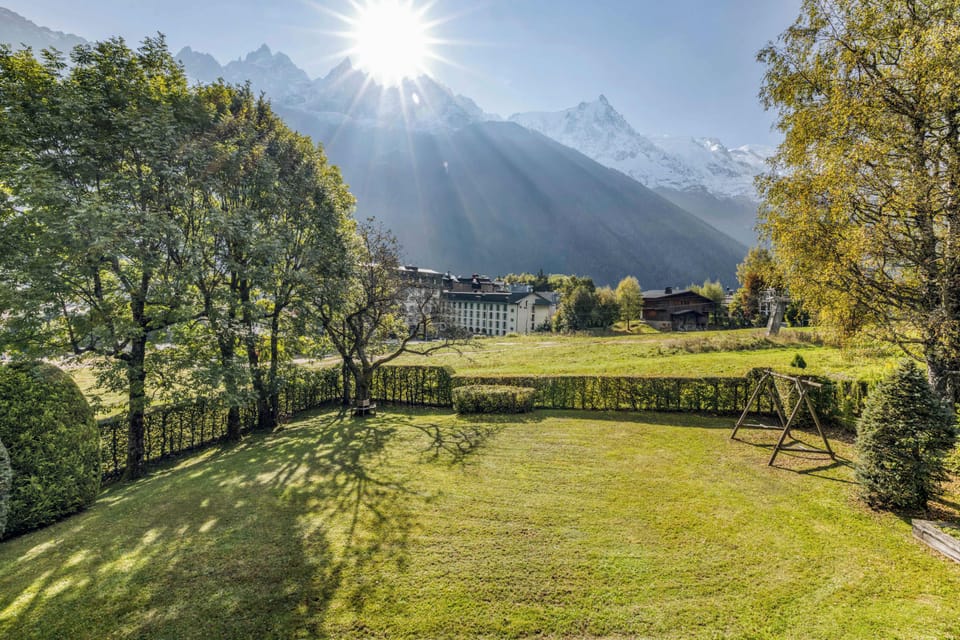 Votre jardin privatif de près de 1000m2 face au Massif du Mont-Blanc pour une immersion dans la montagne