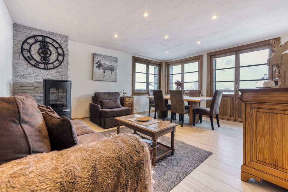 Living area. Note that the fireplace CAN NOT be used.