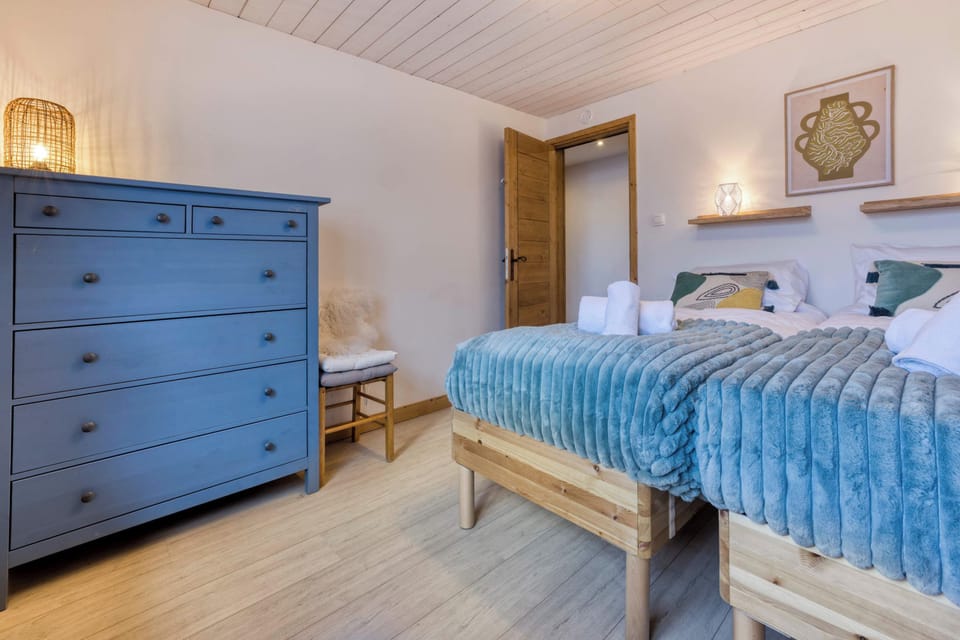 This bedroom can be made up either as 2 doubles, or one 160x200 bed.