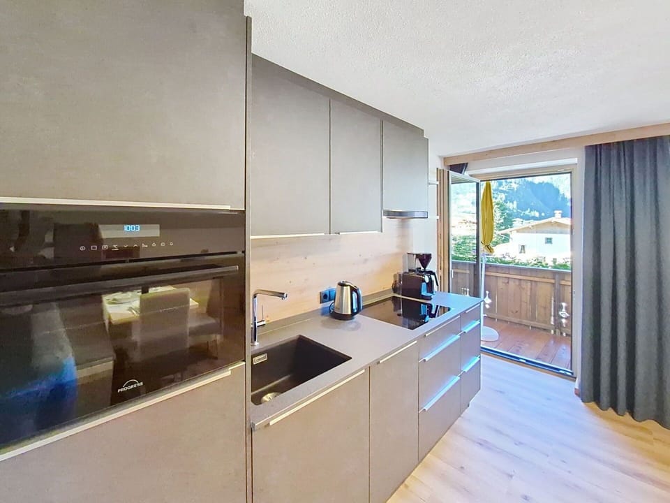 Kitchen, Countertop, Kitchen Appliance, Major Appliance, Interior Design, Flooring, Cabinetry, Wood, Home Appliance, Kitchen Sink