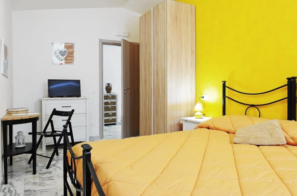 Room 'Joy' with Shared Garden, Wi-Fi and Air Conditioning Apartment in Rome