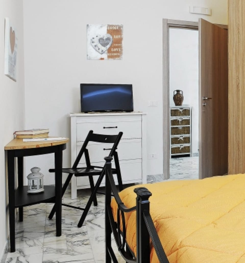 Room 'Joy' with Shared Garden, Wi-Fi and Air Conditioning Apartment in Rome