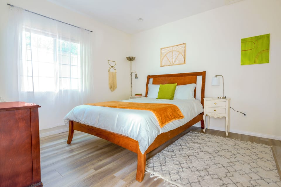 Gated bungalow · work desks · fast WiFi · parking House in Glendale
