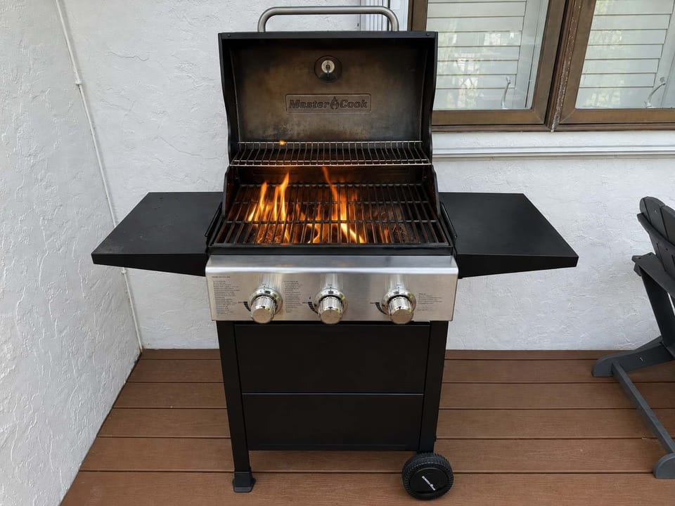 Fire Up the Grill & Dine Under the Miami Sun 🔥🍔