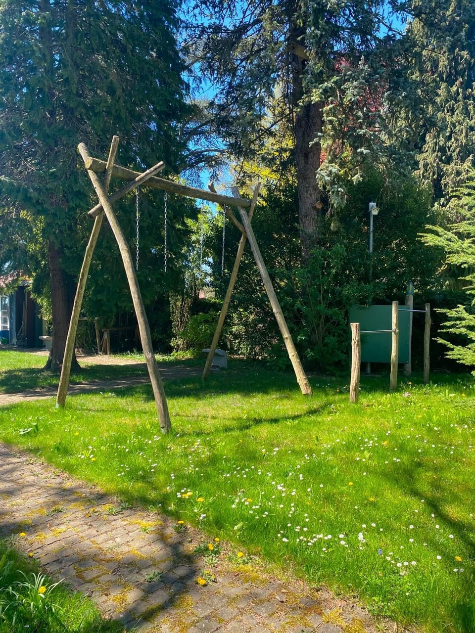 Vacation rental, approx. 70 square meters, 2 rooms, with a garden and direct access to the lake, max. 4 people Apartment in Friedrichshafen