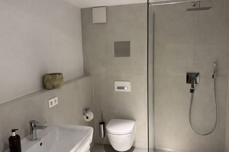 Vacation rental, approx. 70 square meters, 2 rooms, with a garden and direct access to the lake, max. 4 people Apartment in Friedrichshafen