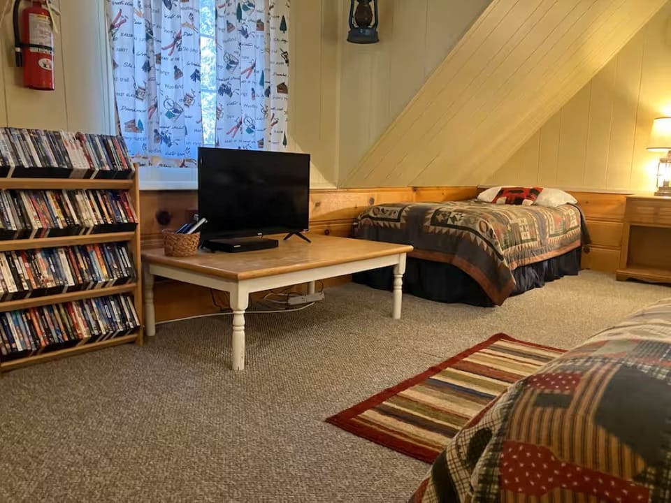 Lovely 2-bedroom cabin in Big Bear Lake perfect for the entire family. Cabin in Big Bear