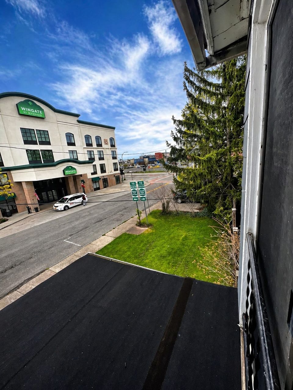 Comfortable 4BR Family | Near Falls | Parking House in Niagara Falls