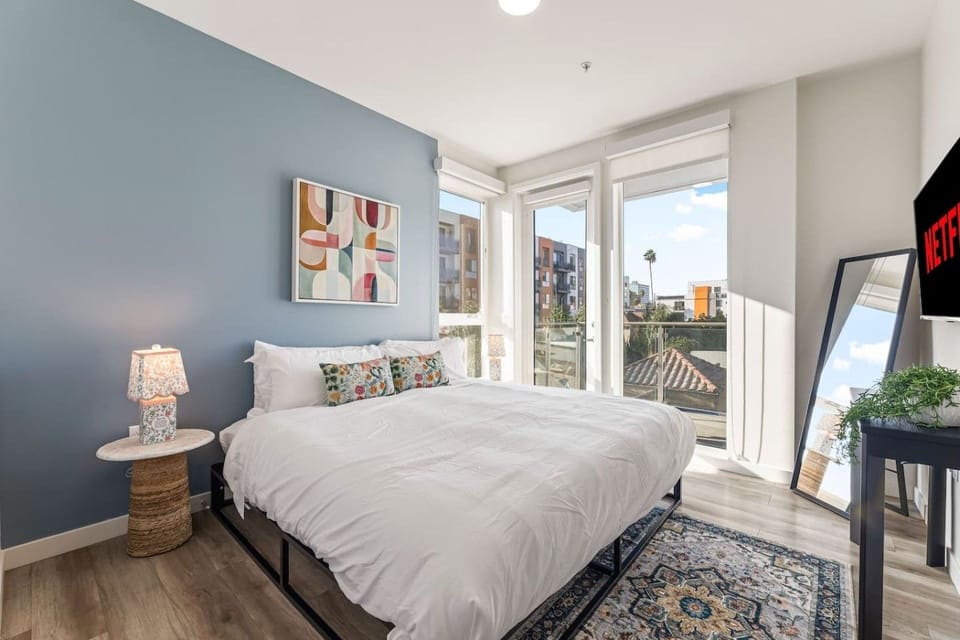 Bright & Chic 2 Bed 2Bth - Central LA + 2 Parking Apartment in San Fernando Valley