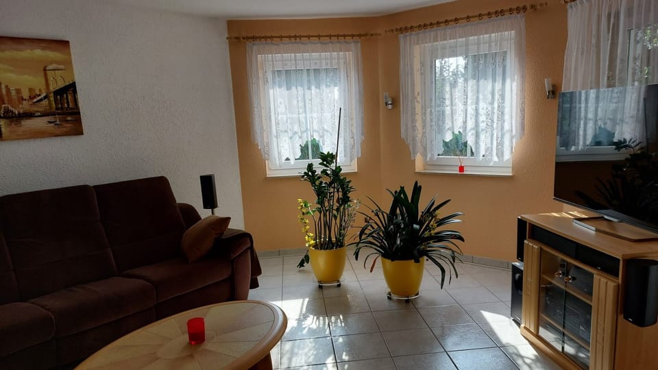 Holiday Home 'Einfamilienhaus Mit Garten' with Private Terrace, Private Garden and Balcony House in Erfurt