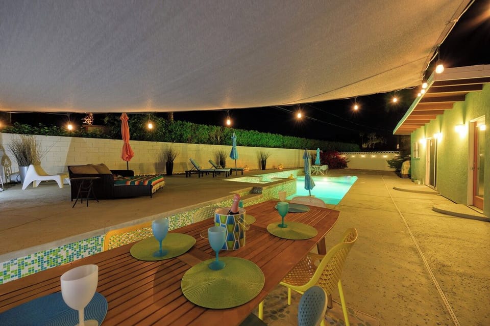 K0528 - Outdoor Table Night Time
