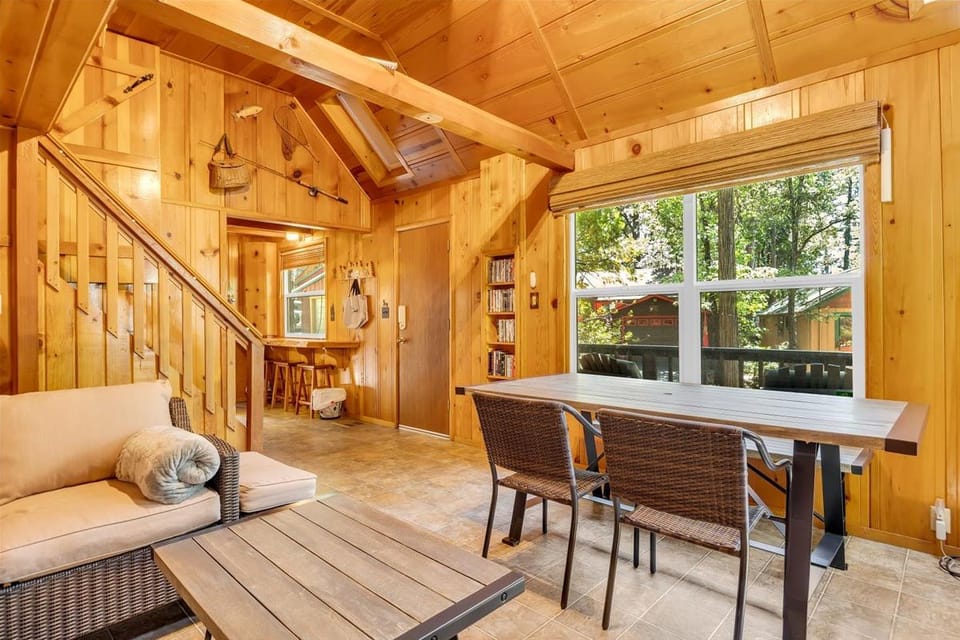 Hot Tub Walk to Downtown Cozy Cabin Lake Access/Sleeps 10 Cabin in Twain Harte