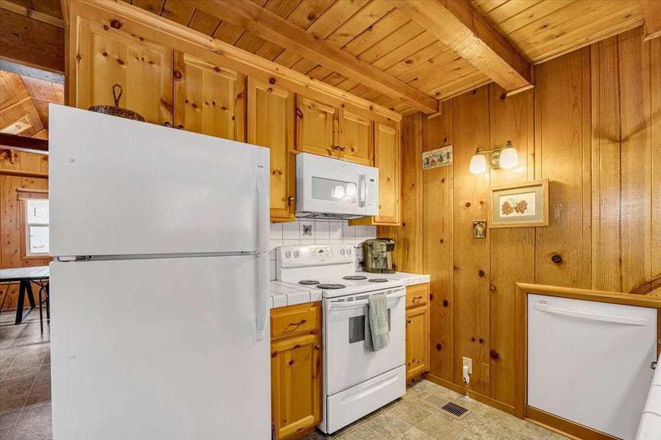Hot Tub Walk to Downtown Cozy Cabin Lake Access/Sleeps 10 Cabin in Twain Harte