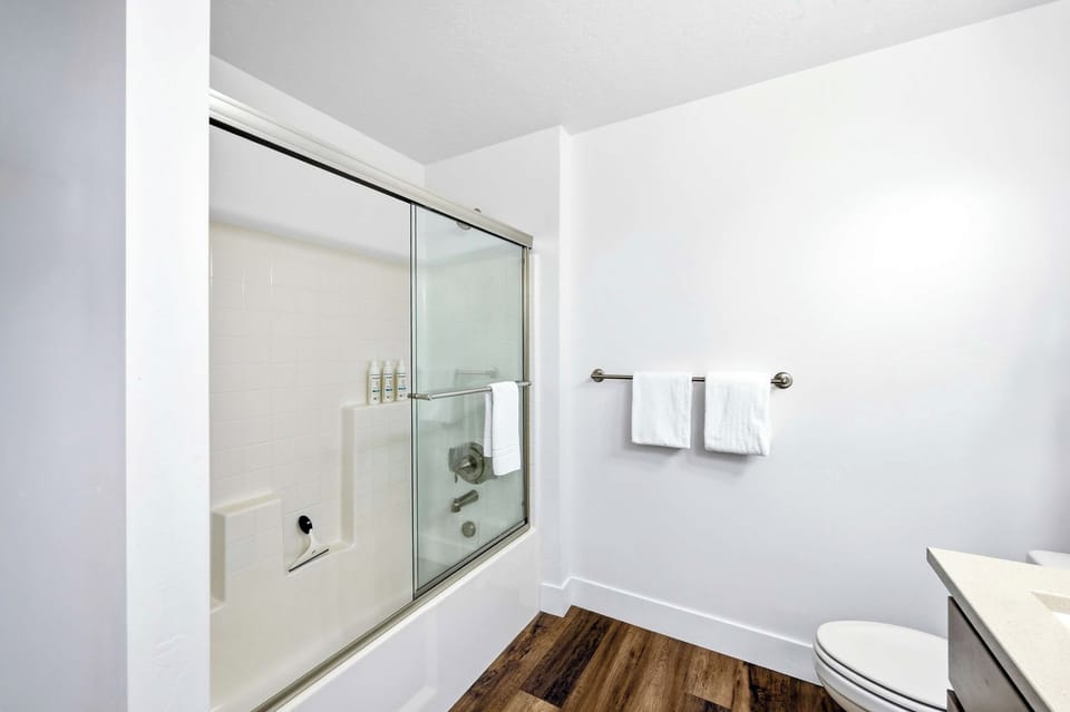 Ensuite bathroom with shower/tub combination