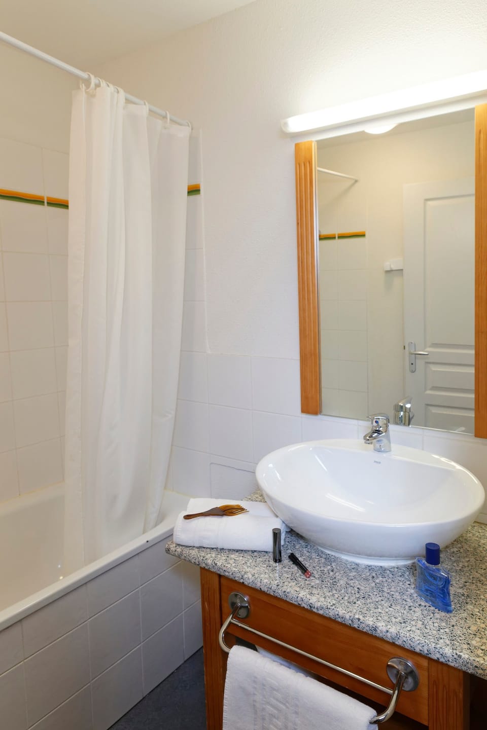 Relax and refresh after a day on the pistes in this cozy bathroom.
