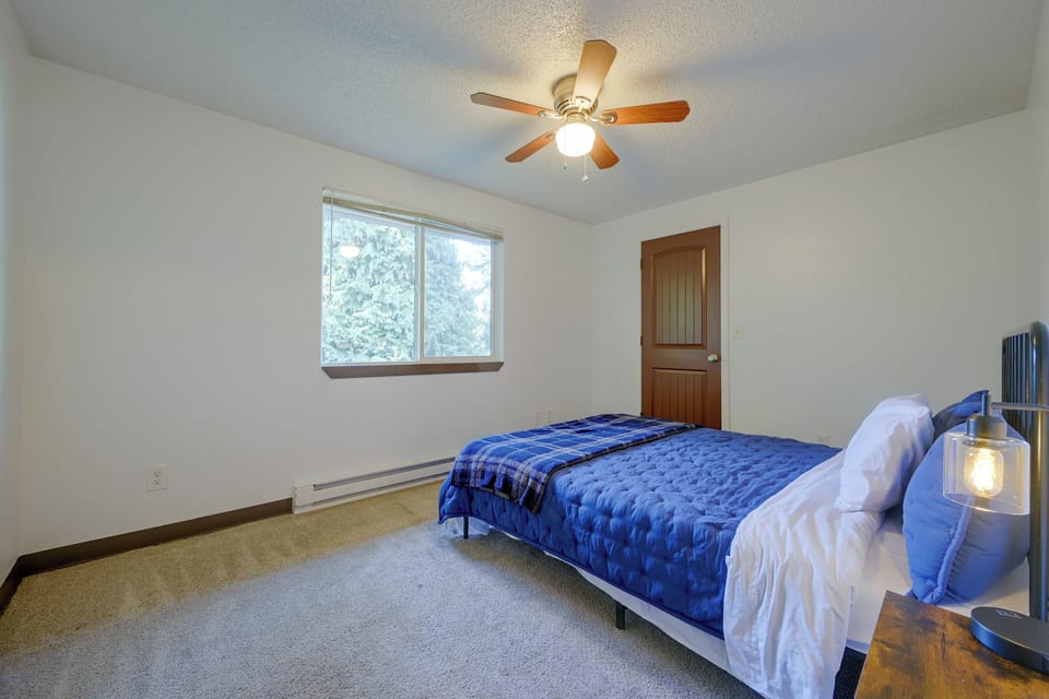 Bedroom 1 | Queen Bed