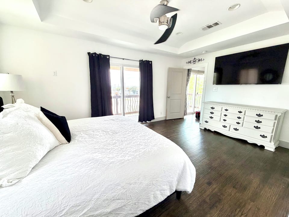 Upstairs Bedroom 2 / King