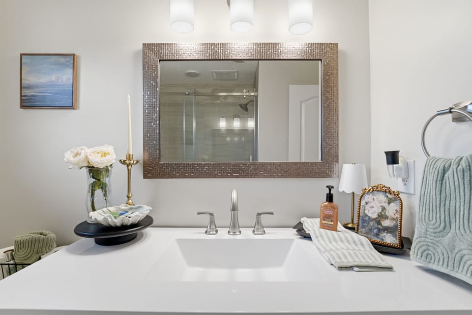 Hallway bathroom with a full vanity and shower