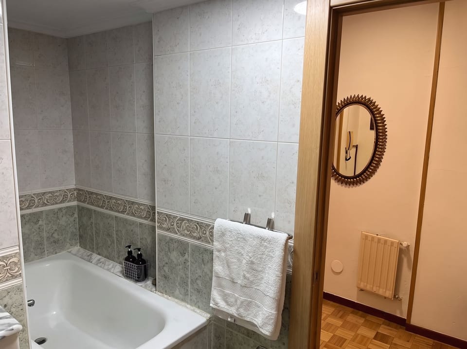 Bañera con ducha · Bathtub with shower