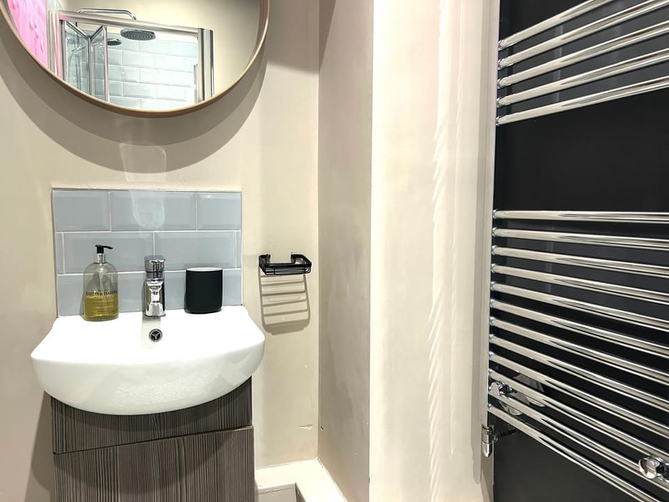 Bathroom 1 - Full bathroom 