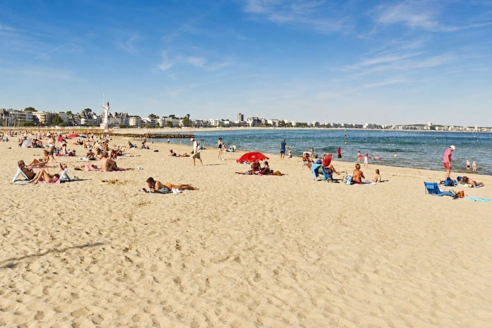 Profitez de la grande plage du Pouliguen : sable fin, baignade et détente au bord de l`océan.