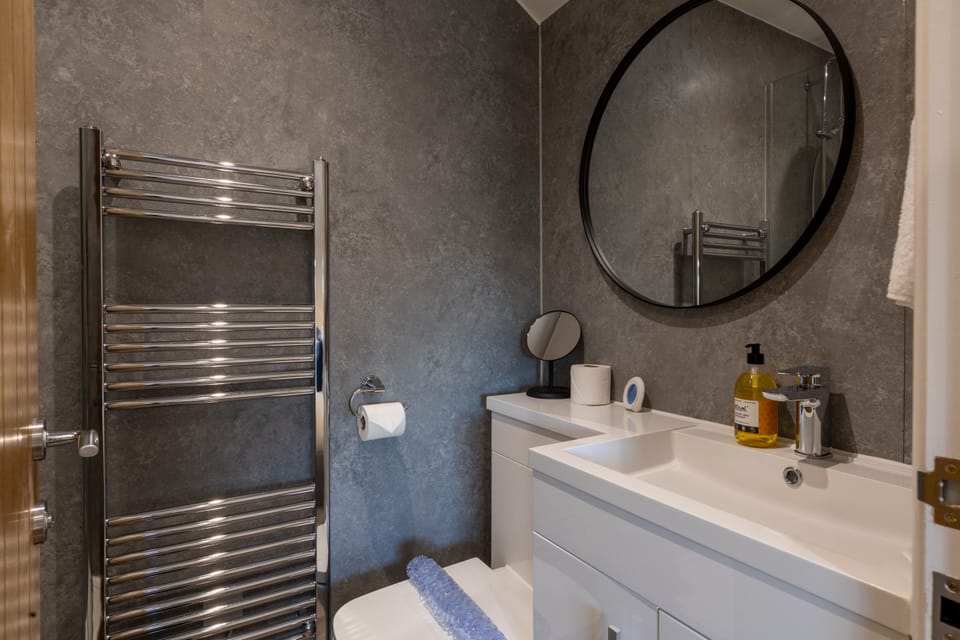Bedroom 4 Ensuite with Shower (Double Room)
