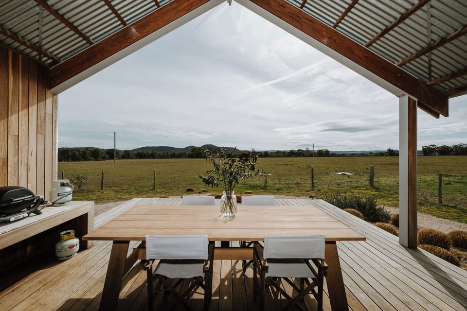 Savour alfresco meals around the generous timber table, with the gas BBQ close by and Buckaroo’s peaceful countryside as your backdrop.
