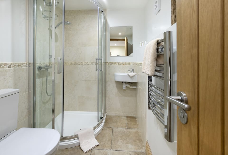 Ground floor Main Barn:  En-suite shower room