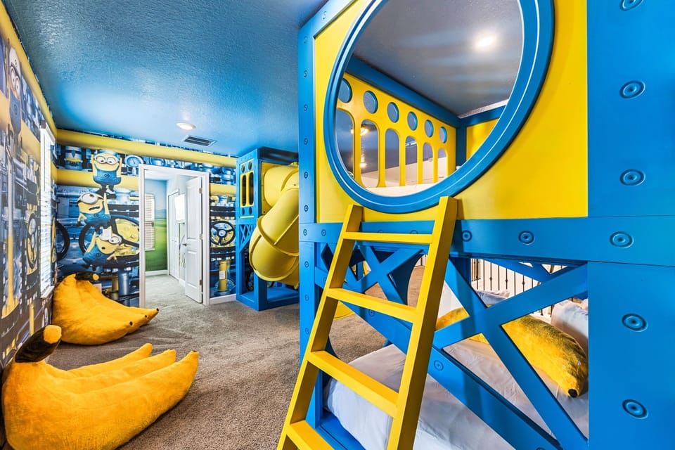 Common area with 2 double beds - bunk beds
