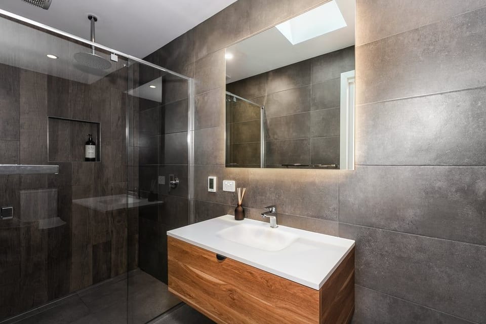 Upstairs main bathroom