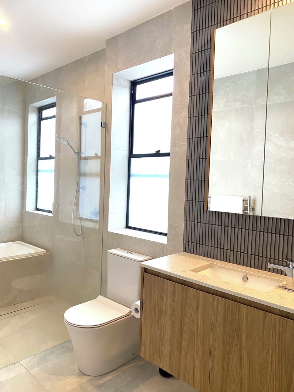 Bathroom 3
with bathtub