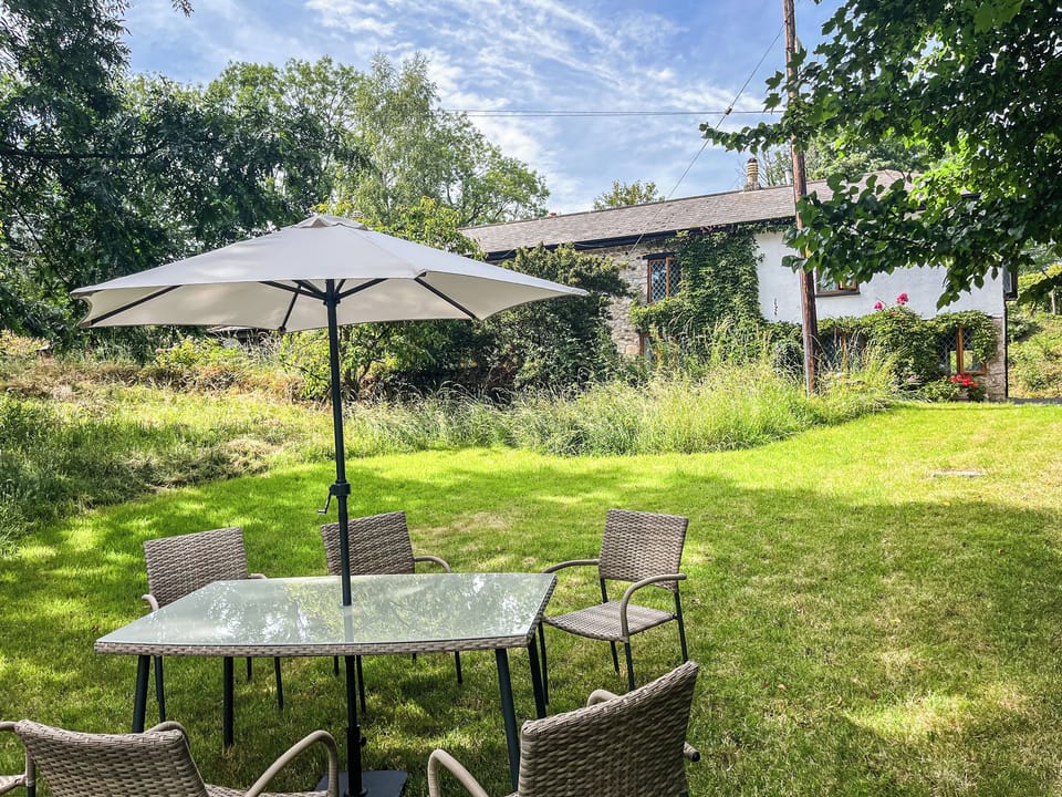 Sitting-out-area | Lee Cottage, Bickington