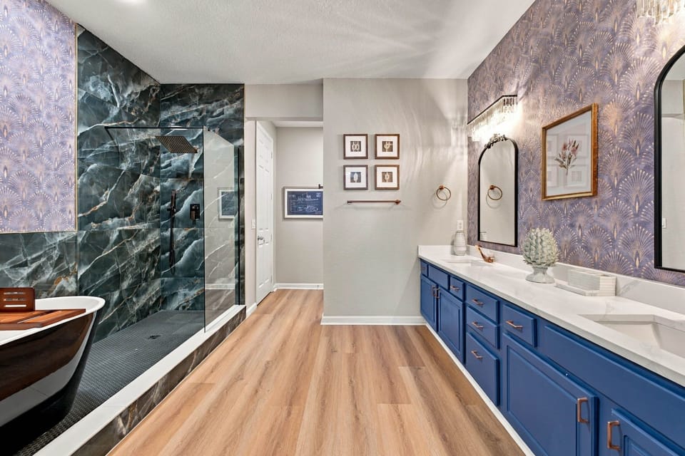 Master suite bathroom