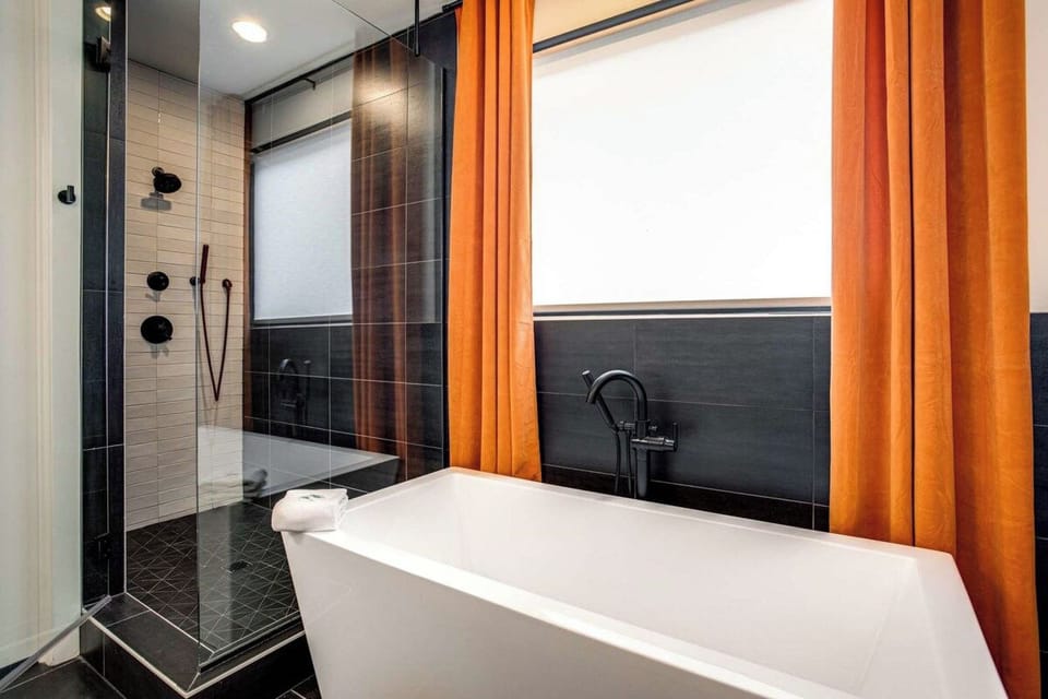 3rd Floor King Bedroom en/suiteSoaking Tub
