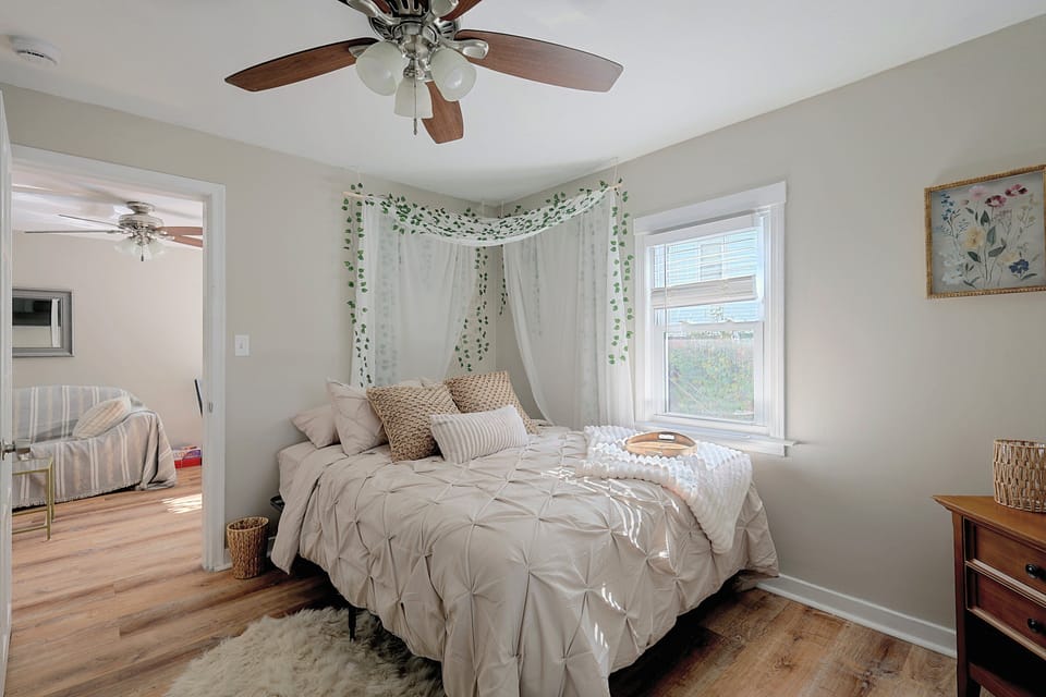 Bedroom | Queen Bed